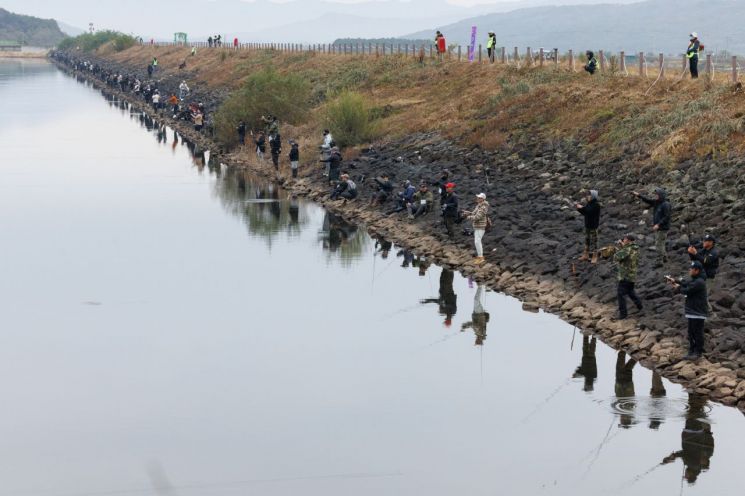 "낚시 애호가 숙원 풀었다" 철원 DMZ 토교저수지 스포츠피싱 페스티벌 개최
