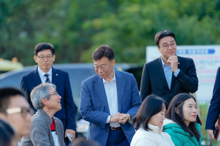 신상진 성남시장이 ‘가을밤의 낭만 버스킹’ 현장 찾아 시민과 인사를 나누고 있다. 성남시 제공
