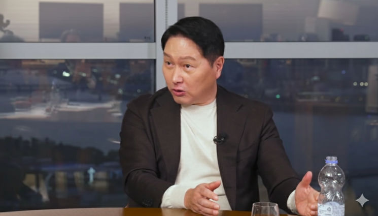 최태원 SK그룹 회장 겸 대한상공회의소 회장이 26일 공개된 유튜브 삼프로TV, 언더스탠딩, 압권 3개 채널 연합 인터뷰에서 발언하고 있다. SK