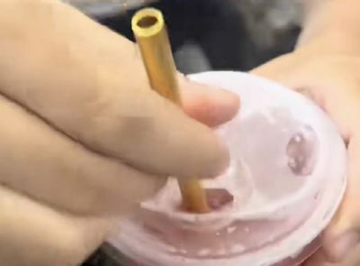 서우씨가 순금으로 직접 주문 제작한 빨대. 홍콩 사우스차이나모닝포스트(SCMP) 캡처