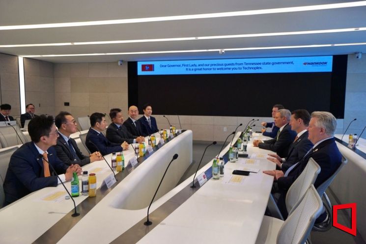 이수일 한국앤컴퍼니그룹 부회장(왼쪽 네번째)이 24일 경기 성남 판교 본사 테크노플렉스에서 빌 리 미국 테네시 주지사와 간담회를 갖고 양측 협력 강화 방안을 논의하고 있다. 한국앤컴퍼니그룹