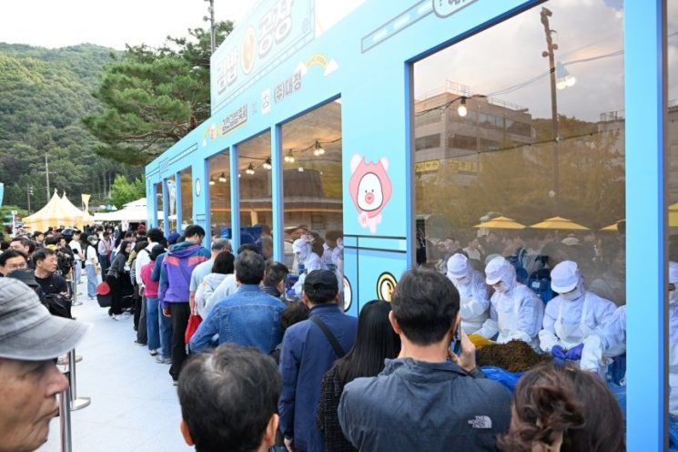 주말인 25일 김천 사명대사공원과 직지문화공원 등에서 개막한 김천김밥축제에 인파가 몰려 인산인해를 이루고 있다. 경북 김천시