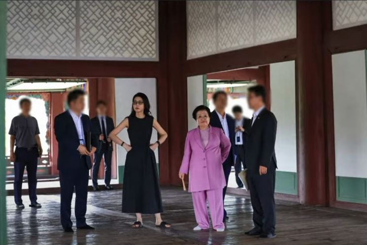 김건희 여사(가운데)가 이배용 전 국가교육위원장과 경복궁 경회루 2층으로 추정되는 장소에 서 있는 모습을 담은 사진이 공개됐다. 유튜브 '주진우 라이브'