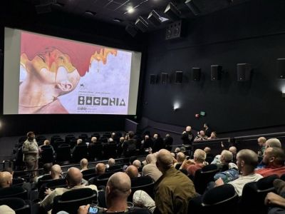 '부고니아'의 시사회에서 삭발한 관객들이 영화를 보고 있다. 사회관계망서비스(SNS) 캡처