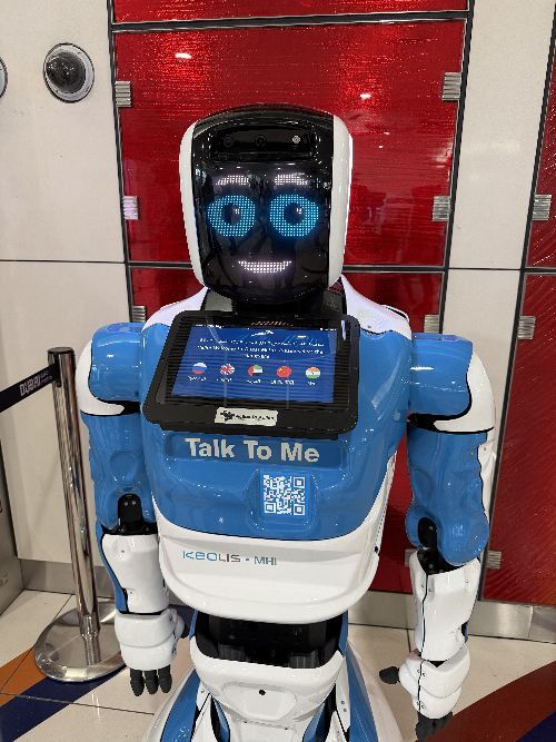 지난달 25일 두바이 에미리트타워역에서 촬영한 음성 인식 안내 로봇. 영어, 중국어, 아랍어 등 5개 언어로 주변 명소와 맛집, 숙소 등을 안내해 여행객의 편의를 돕고 있었다. 김보경 기자