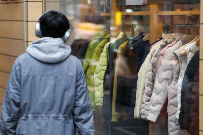 서울 명동의 의류점에 걸려 있는 경량패딩들. 연합뉴스