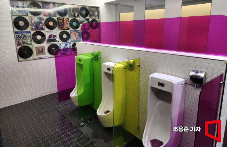 결국 이번 논쟁은 단순한 요금 문제가 아니라 사회적 인식과 문화의 충돌이라는 분석이 나온다. 업주에게는 비용과 관리 부담을 덜기 위한 현실적 선택이지만, 이용자에게는 최소한의 편의를 기대하는 기본적 요구이기 때문이다. 조용준 기자