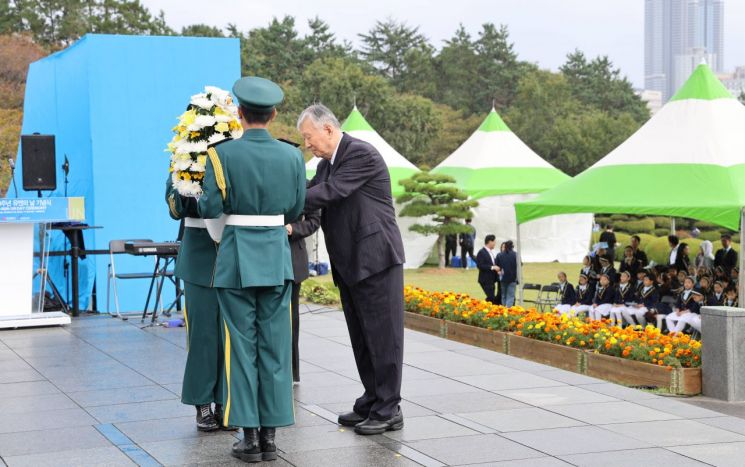 이중근 부영그룹 회장이 지난 24일 유엔의 날 기념식에서 헌화를 하고 있다. 부영그룹