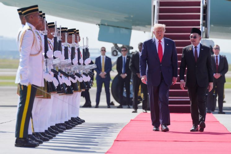 말레이시아를 방문한 트럼프 미국 대통령은 에어포스원에서 내리자마자 안와르 이브라힘 말레이시아 총리가 그를 환대했다. AP연합뉴스