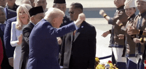 트럼프 대통령은 자신을 환영하던 인파 앞에서 10여초간 댄스로 화답했다. 이는 2020년 선거 유세 당시 옛 팝송 YMCA에 맞춰 췄던 춤으로 주먹을 쥐고 팔을 앞뒤로 움직이는 몸짓이다. CNN