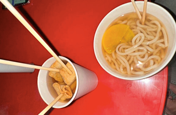 충남 계룡시 지상군페스티벌에서 판매된 8000원짜리 우동. 가격 대비 부실하다는 지적이 나왔다. 온라인 커뮤니티