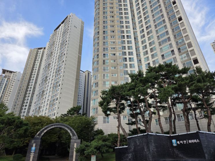 지난 25일 경기 군포시 산본래미안하이어스 전경. 이정윤 기자