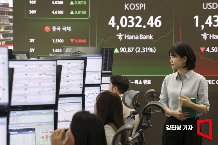 국내 대표 주가지수인 코스피가 사상 처음으로 4000선을 돌파한 지난 27일 서울 중구 하나은행 본점 딜링룸에서 딜러들이 업무를 보고 있다.