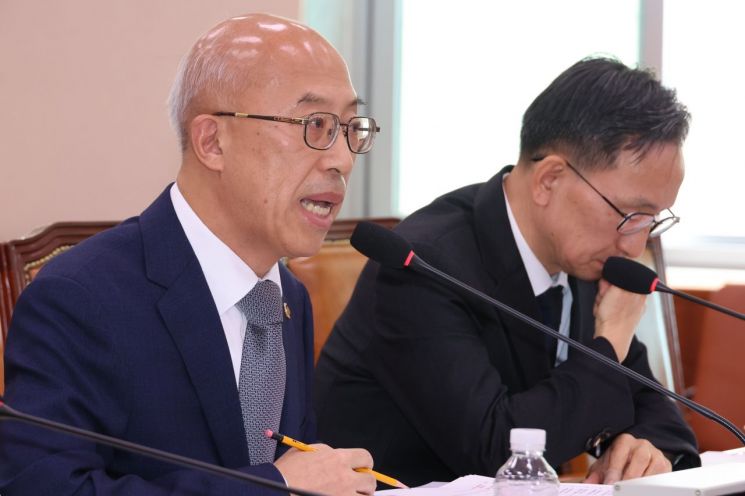 조원철 법제처장이 24일 서울 여의도 국회 법제사법위원회에서 열린 법제처에 대한 국정감사에서 위원 질의에 답하고 있다. 연합뉴스