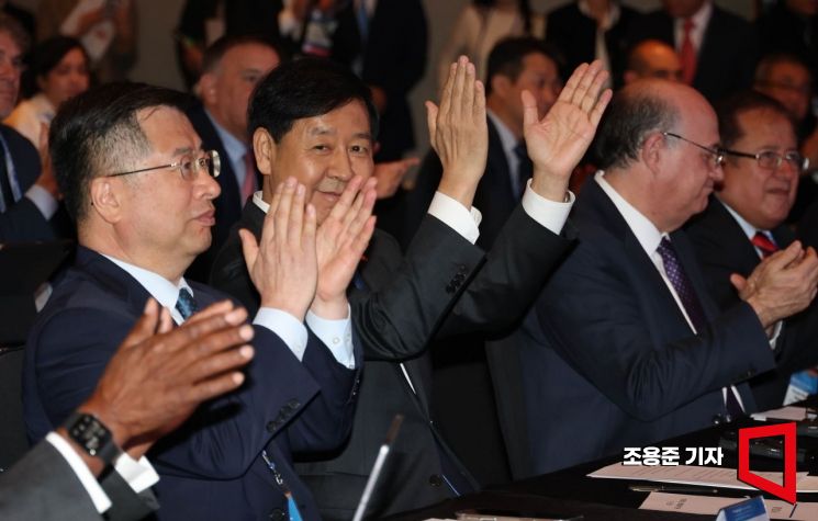 [포토] 박수치는 구윤철 경제부총리