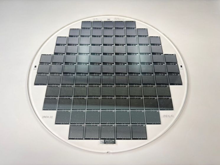 옵트론텍, MLA 기술 제네시스 전 차종 확대…슬림형 8인치 글래스 웨이퍼 양산 공급 시작