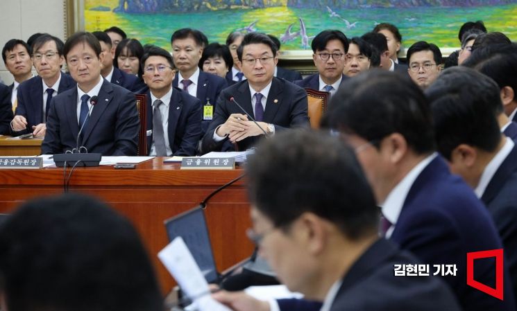이억원 금융위원장과 이찬진 금감원장이 27일 서울 여의도 국회에서 열린 정무위원회의 금융위원회, 금융감독원 등에 대한 종합감사에서 의원 질의를 경청하고 있다. 2025.10.27 김현민 기자