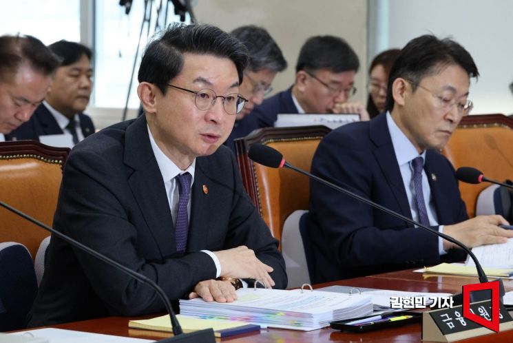 이억원 금융위원장이 27일 서울 여의도 국회에서 열린 정무위원회의 금융위원회, 금융감독원 등에 대한 종합감사에서 발언하고 있다. 2025.10.27 김현민 기자