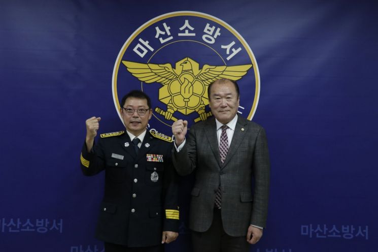 "힘내세요" … 마산소방서 소방발전위원회, 중증장기치료 소방공무원에 성금 전달