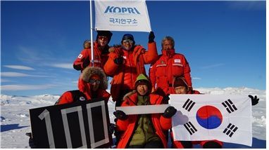 2013-14 남극 스틱스(Styx) 빙하시추 현장에서 연구자들이 시추한 빙하코어와 함께 포즈를 취했다. 극지연구소 제공