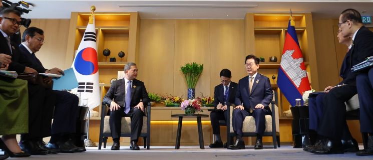 이재명 대통령과 훈 마네트 캄보디아 총리가 27일 말레이시아 쿠알라룸푸르 한 호텔에서 정상회담을 하고 있다. 연합뉴스