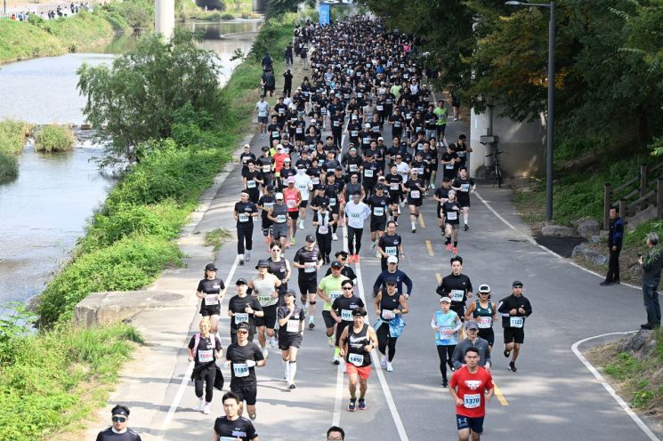 지난 25일 부용천과 중랑천 일원에서 열린 ‘2025 의정부시 하천마라톤 전국대회’ 모습. 의정부시 제공