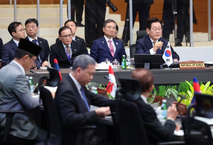 이재명 대통령이 27일 말레이시아 쿠알라룸푸르 컨벤션센터에서 열린 한-아세안 정상회의에서 발언하고 있다. 연합뉴스