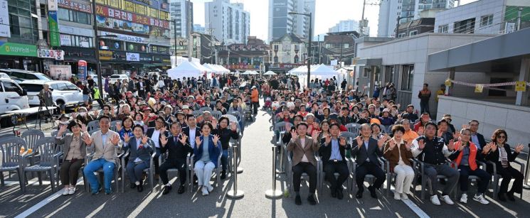 김동근 시장이 지난 25일 제8회 동오마을축제 ‘2025 동오마실페스타’에서 참여자들과 기념사진을 찍고 있다. 의정부시 제공