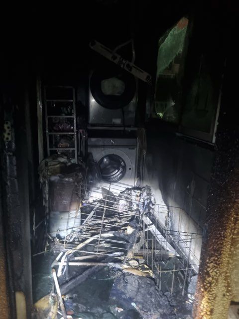 경남 고성군 고성읍의 한 빌라에서 화재가 발생해 내부가 불탔다. 경남소방본부 제공