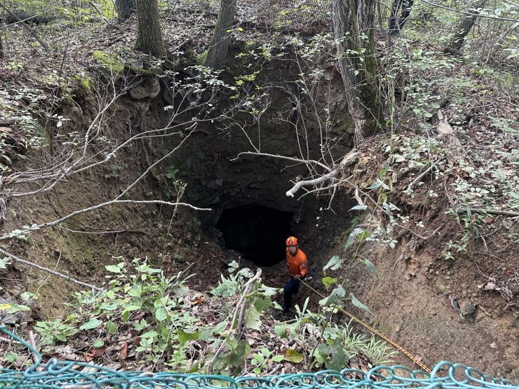 양산 오봉산 지질조사 중 10m 아래 폐광산굴 추락한 남성 구조