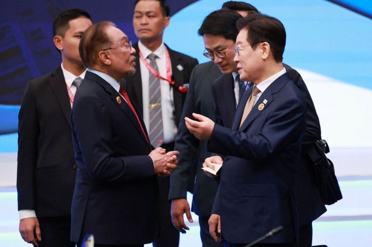 이재명 대통령과 안와르 이브라힘 말레이시아 총리가 27일 말레이시아 쿠알라룸푸르 컨벤션센터에서 열린 한-아세안 정상회의에서 대화하고 있다. 연합뉴스