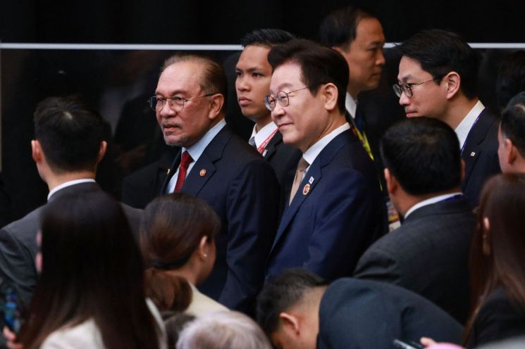 이재명 대통령과 안와르 이브라힘 말레이시아 총리가 27일 말레이시아 쿠알라룸푸르 컨벤션센터에서 열린 한-아세안 정상회의에 입장하고 있다. 연합뉴스