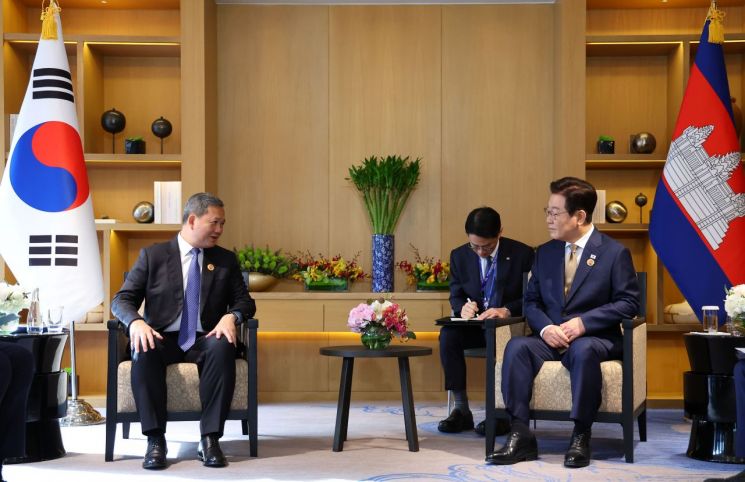 이재명 대통령과 훈 마네트 캄보디아 총리가 27일 말레이시아 쿠알라룸푸르 한 호텔에서 정상회담을 하고 있다. 연합뉴스