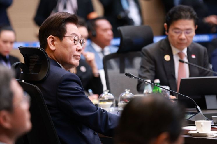 이재명 대통령이 27일 말레이시아 쿠알라룸푸르 컨벤션센터에서 열린 아세안+3 정상회의에 참석해 있다. 연합뉴스