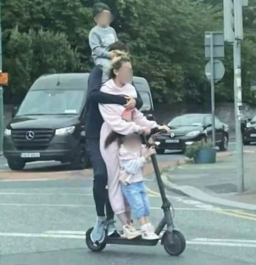 일가족 네 명이 전동 킥보드 한 대를 함께 타고 주행하는 사진이 글로벌 SNS를 통해 온라인으로 확산했다. 온라인 커뮤니티 '보배드림'