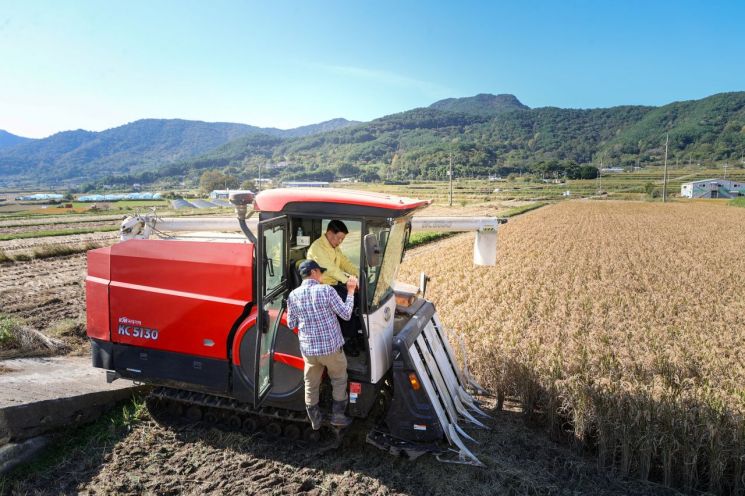 이상근 고성군수, 친환경 벼 재배단지 수확 현장 방문