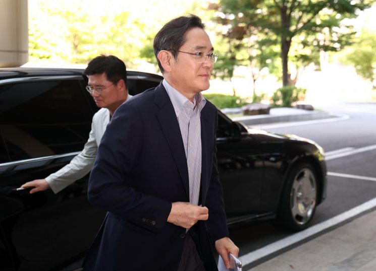 지난 8월24일 미국 워싱턴DC에서 열리는 한미 정상회담의 경제사절단에 동행하기 위해 출국한 이재용 삼성전자 회장의 모습. 연합뉴스