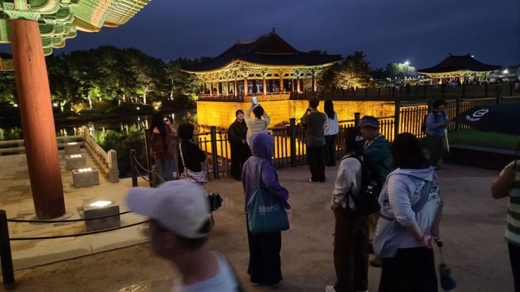 경주 동궁과월지를 찾은 관광객들이 야경을 즐기고 있다. APEC 정상회의를 앞둔 경주시에 최근 외국인 관광객이 부쩍 늘었다.