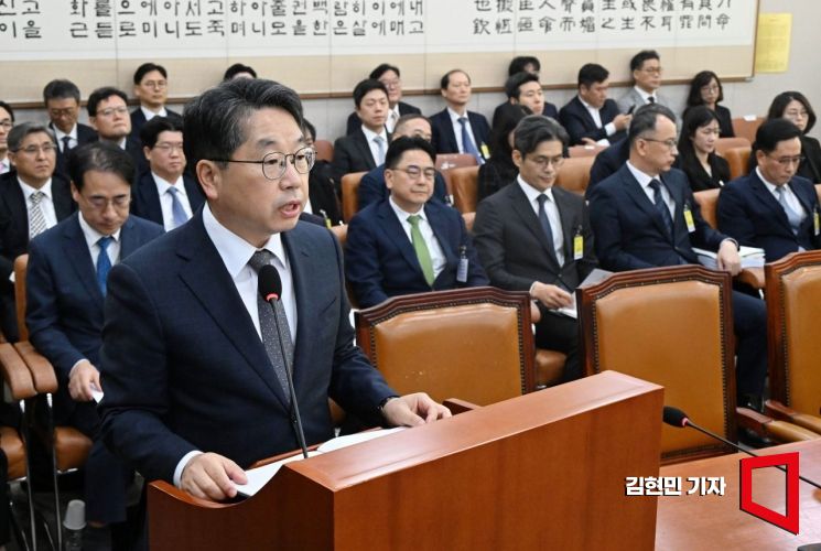 노만석 검찰총장 직무대행이 27일 서울 여의도 국회 법제사법위원회에서 열린 2025년 국정감사에서 기관 보고하고 있다. 김현민 기자