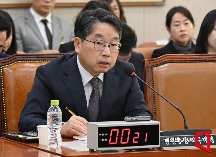 노만석 검찰총장 직무대행이 지난달 27일 서울 여의도 국회 법제사법위원회에서 열린 2025년 국정감사에서 의원 질의에 답하고 있다. 김현민 기자