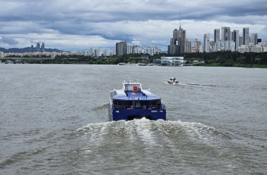 서울 한강버스 강바닥에 걸려 멈춰…80명 전원 구조