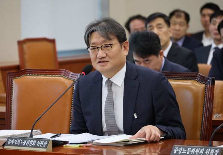 권기섭 경제사회노동위원회 위원장이 27일 서울 여의도 국회 기후에너지환경노동위원회에서 열린 경사노위, 중앙노동위원회, 최저임금위원회 등에 대한 국정감사에서 답변하고 있다. 연합뉴스