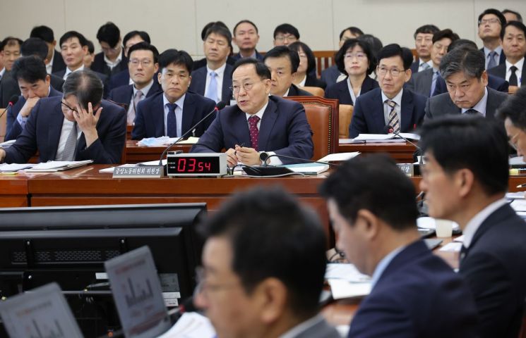 김태기 중앙노동위원회 위원장이 27일 서울 여의도 국회 기후에너지환경노동위원회에서 열린 경제사회노동위원회, 중앙노동위원회, 최저임금위원회 등에 대한 국정감사에서 답변하고 있다. 연합뉴스