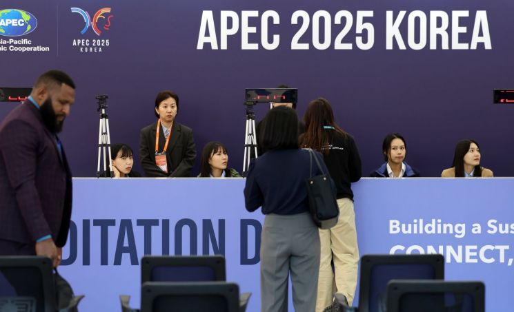 2025 경주 아시아태평양경제협력체(APEC) 정상회의 주간 시작 첫날인 27일 경북 경주엑스포대공원 현장 모습(왼쪽). 제롬 파월 美 연방준비제도 의장(오른쪽). 연합뉴스