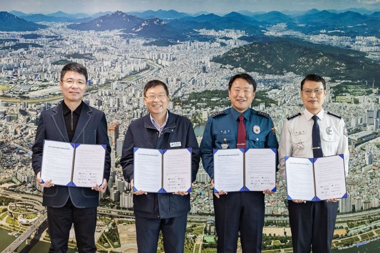 왼쪽부터 윤승현 멘토스병원 병원장, 김경호 광진구청장, 박재영 광진경찰서 서장, 박용호 광진소방서 서장. 광진구 제공.