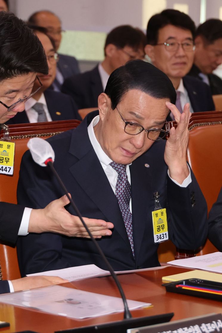 노동진 수산업협동조합중앙회장이 27일 서울 여의도 국회에서 열린 농림축산식품해양수산위원회의 수협중앙회 등에 대한 국정감사에서 답변을 준비하고 있다. 연합뉴스