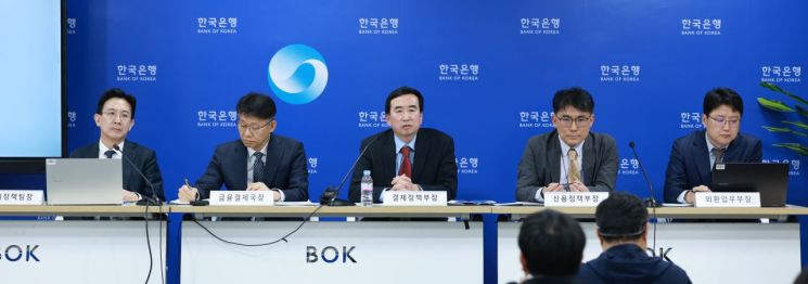 (왼쪽부터)박준홍 한국은행 금융결제국 결제정책팀장, 이병목 금융결제국장, 김철 금융결제국 결제정책부장, 봉관수 통화정책국 신용정책부장, 김신영 국제국 외환업무부장이 27일 서울 중구 한은에서 열린 '디지털 시대의 화폐, 기술과 신뢰의 조화: 원화 스테이블코인의 주요 이슈와 대응방안' 기자간담회에 참석해 질문에 답변하고 있다. 한국은행