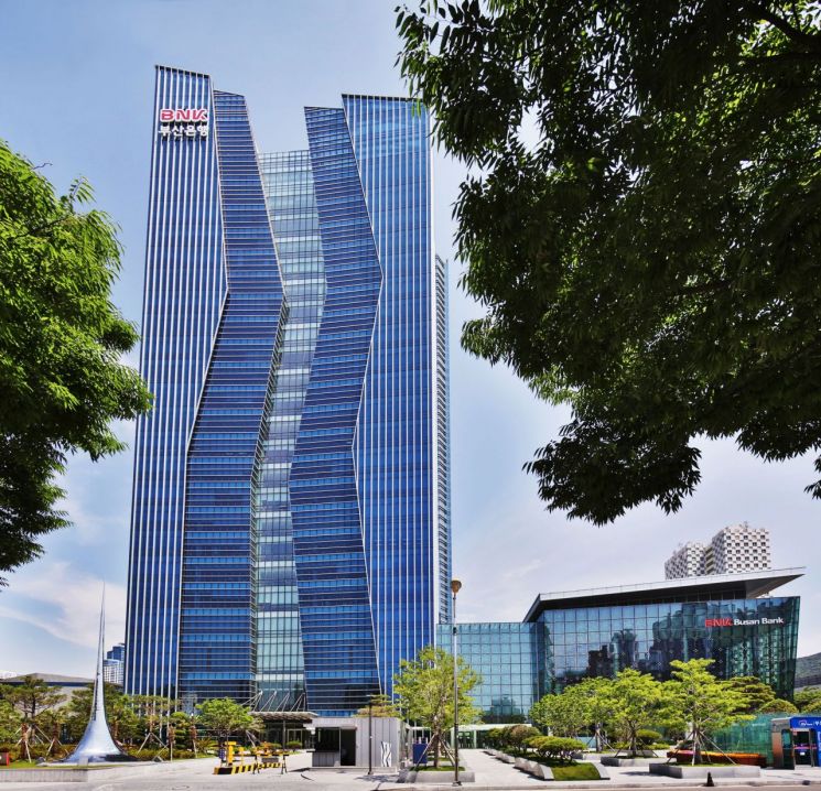 연간 600억원 사회공헌 은행… BNK부산은행, 나눔문화 확산 대통령 표창 수상