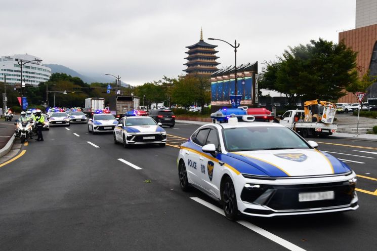 아시아태평양경제협력체(APEC) 정상회의를 앞두고 경호 훈련을 위해 이동중인 경찰차와 사이드카의 모습. 연합뉴스