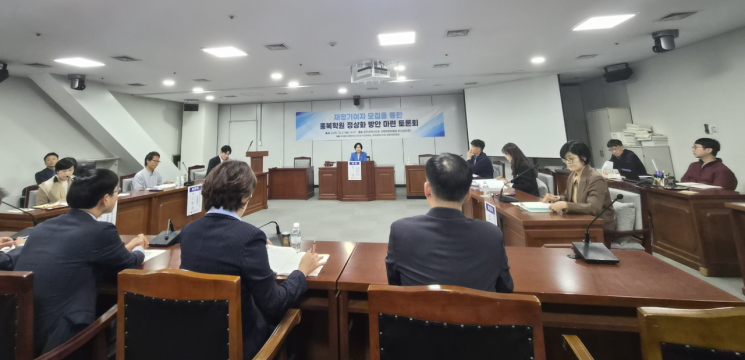 27일 오후 광주시의회 교육문화위원회 회의실에서 열린 ‘재정기여자 모집을 통한 홍복학원 정상화 방안 마련 토론회’에서 교직원, 학부모, 전문가, 시민단체 관계자들이 발언을 듣고 있다. 송보현 기자